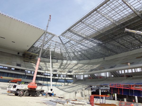 Montage des tribunes d'un stade en structure métallique à Bordeaux
