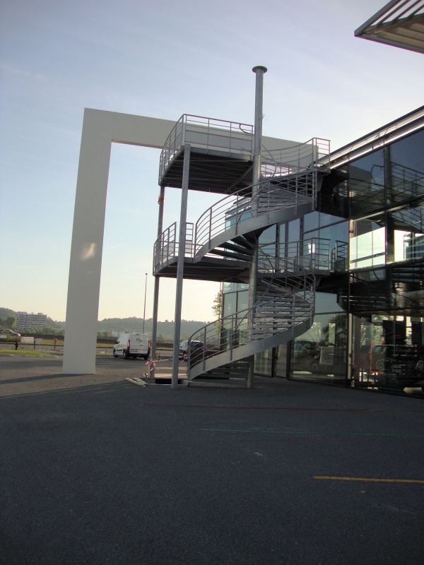 conception d'un escalier en acier pour entreprise en Gironde